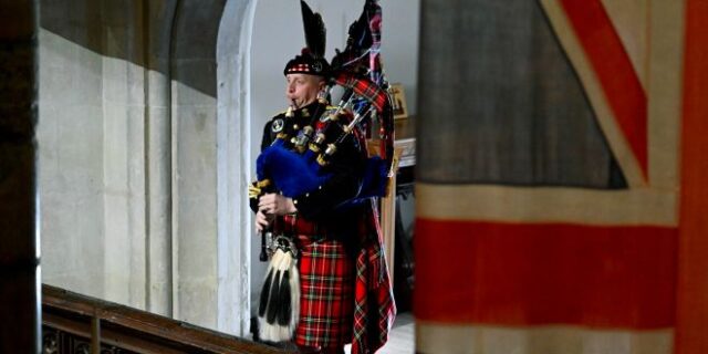 Βασίλισσα Ελισάβετ: Συγκλονίζει το βίντεο με τον αυλητή της που παιανίζει τον τελευταίο χαιρετισμό