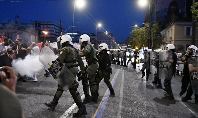 Προπύλαια: Νέα επεισόδια και χημικά από την αστυνομία – Αναφορές για τραυματίες