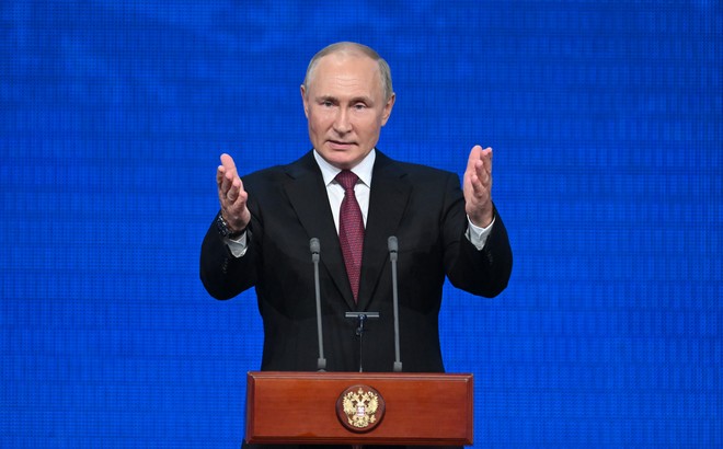 Ο Πούτιν δίνει 50.000 ρούβλια το μήνα σε όσους επιστρατευτούν – “Ξεσκονίζουν” τους άνδρες στα αεροδρόμια