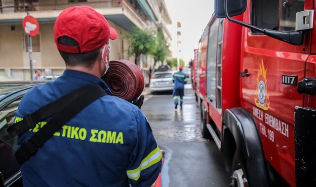 Φωτιά σε αντιπροσωπεία αυτοκινήτων στην Αχαρνών – Καταστροφές οχημάτων