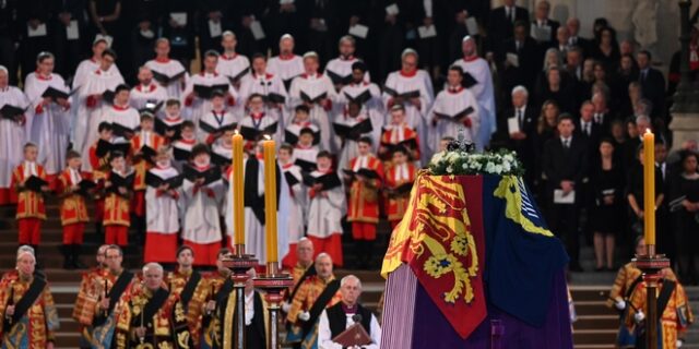 Βασίλισσα Ελισάβετ: Σε λαϊκό προσκύνημα η σορός της, εκατοντάδες χιλιάδες στην ουρά – LIVE ΕΙΚΟΝΑ