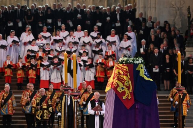 Βασίλισσα Ελισάβετ: Σε λαϊκό προσκύνημα η σορός της, εκατοντάδες χιλιάδες στην ουρά – LIVE ΕΙΚΟΝΑ