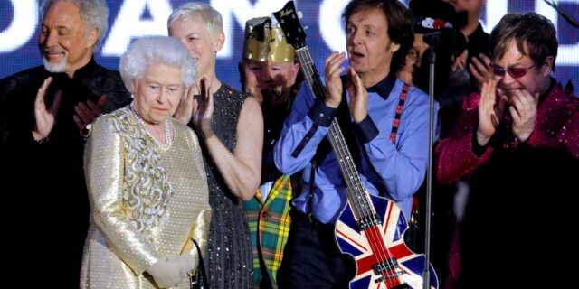 Βασίλισσα Ελισάβετ: Συγκινητικό “αντίο” από αστέρες της μουσικής με σπάνιες φωτογραφίες