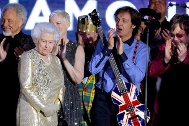 Βασίλισσα Ελισάβετ: Συγκινητικό “αντίο” από αστέρες της μουσικής με σπάνιες φωτογραφίες