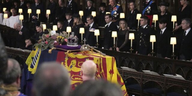 Τέλος εποχής: Αποχαιρετισμός στη βασίλισσα Ελισάβετ – Ετάφη μαζί με τον Φίλιππο