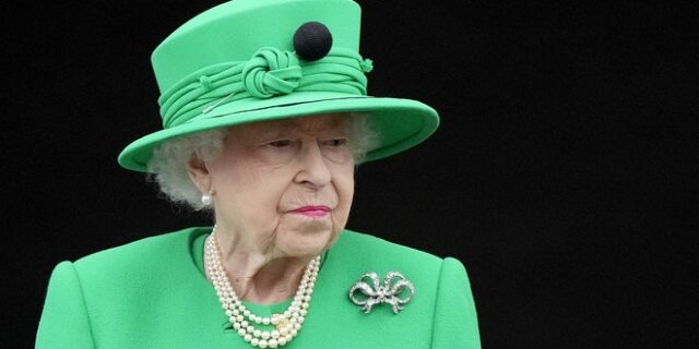 Βασίλισσα Ελισάβετ:  Άφησε δυο σφραγισμένες επιστολές – Οι παραλήπτες και το μυστηριώδες περιεχόμενο