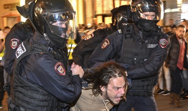 Διαδηλώσεις στη Ρωσία: “Δεν είναι παράνομο” να πάνε οι συλληφθέντες στον πόλεμο