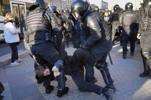 Χάος στη Ρωσία: Συγκρούσεις μεταξύ αστυνομικών και πολιτών που εναντιώνονται στην επιστράτευση