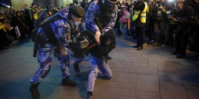 Ρωσία: Μαζικές συλλήψεις και βία σε διαδηλώσεις κατά της επιστράτευσης