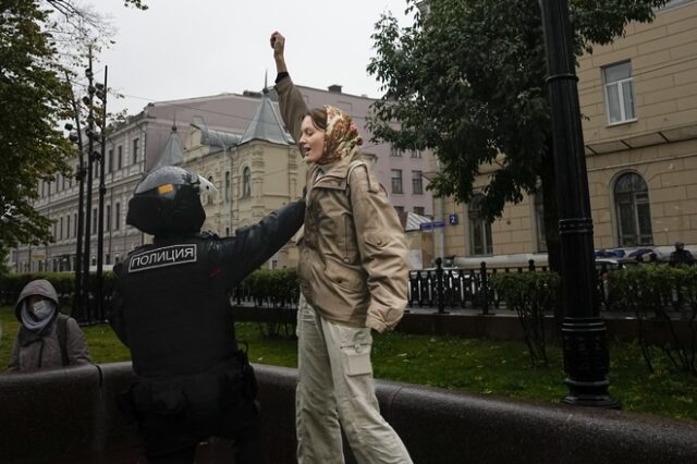 Ρωσία: “Πυρά” στο Κρεμλίνο εκ των έσω για την επιστράτευση – Συνεχίζεται η μεγάλη φυγή