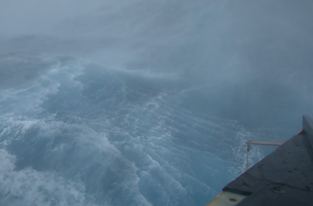 Τρομακτικό βίντεο: Πλέοντας στον Ατλαντικό εν μέσω του τυφώνα Φιόνα