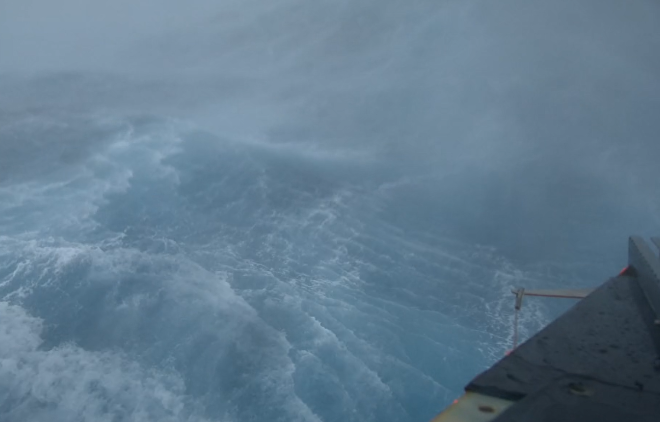 Τρομακτικό βίντεο: Πλέοντας στον Ατλαντικό εν μέσω του τυφώνα Φιόνα