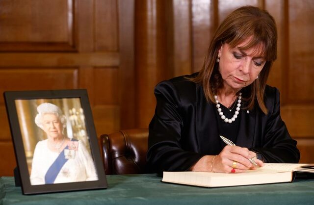 Βασίλισσα Ελισάβετ: Στην κηδεία της η Κατερίνα Σακελλαροπούλου