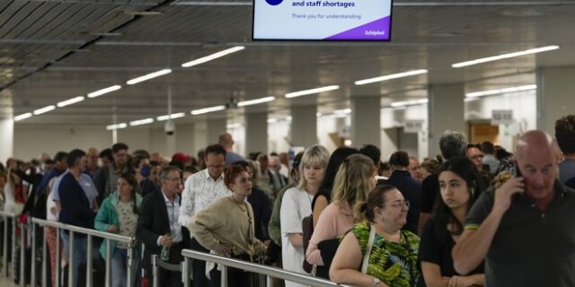 Ολλανδία: Παραιτήθηκε μετά το “χάος” ο διευθυντής του αεροδρομίου του Σίπχολ