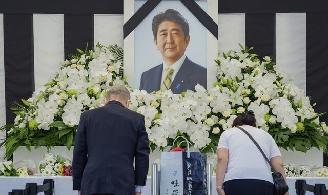 LIVE ΕΙΚΟΝΑ: Το τελευταίο αντίο στον Σίνζο Άμπε – Αντιδράσεις στην Ιαπωνία για το υψηλό κόστος