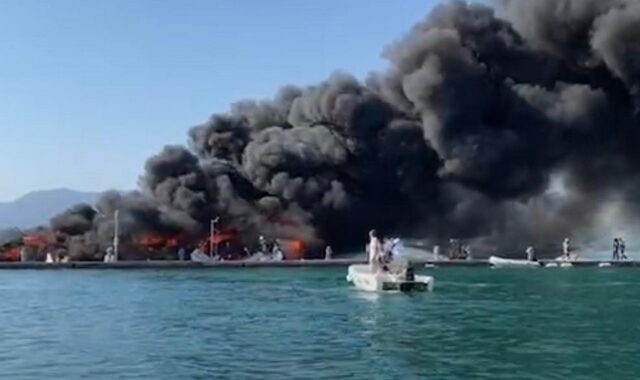 Κέρκυρα: Σε τέσσερα σκάφη η φωτιά στη μαρίνα Γουβιών – Τρία ήδη βυθίστηκαν