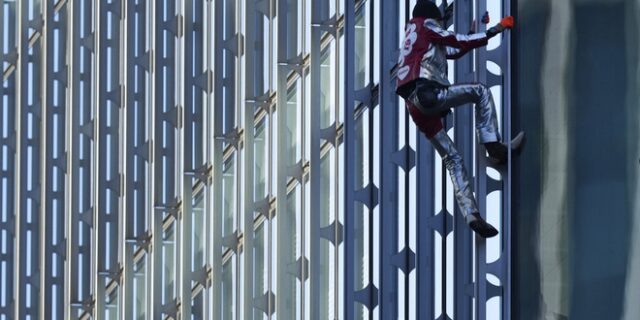 Ο Γάλλος Spiderman “κατέκτησε” ένα από τα ψηλότερα κτίρια στο Παρίσι