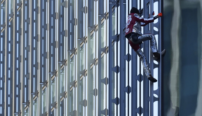 Ο Γάλλος Spiderman “κατέκτησε” ένα από τα ψηλότερα κτίρια στο Παρίσι