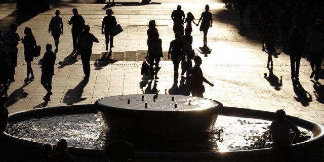 Eurostat: Η φτώχεια απειλεί τους Έλληνες – Πού ξοδεύουν τα λίγα χρήματά τους