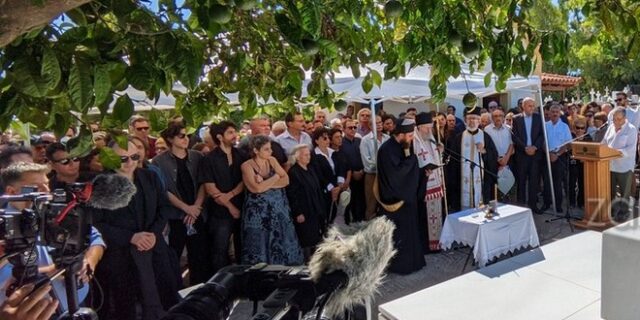 Μίκης Θεοδωράκης: Σε κλίμα συγκίνησης το ετήσιο μνημόσυνο στον Γαλατά Χανίων