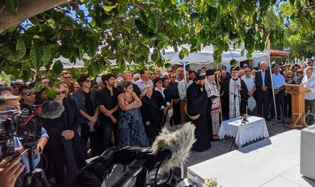 Μίκης Θεοδωράκης: Σε κλίμα συγκίνησης το ετήσιο μνημόσυνο στον Γαλατά Χανίων
