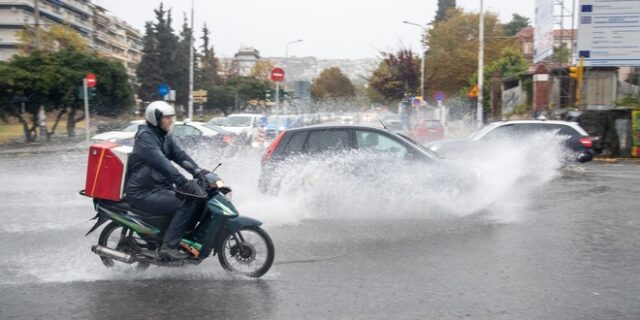 Θεσσαλονίκη: Προβλήματα από τις ισχυρές καταιγίδες – ΙΧ “μπήκε” σε ιχθυοπωλείο