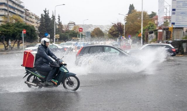 Θεσσαλονίκη: Προβλήματα από τις ισχυρές καταιγίδες – ΙΧ “μπήκε” σε ιχθυοπωλείο