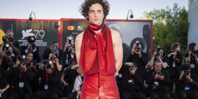 Timothee Chalamet: Εμφανίστηκε με εξώπλατο στη Βενετία και αποθεώθηκε