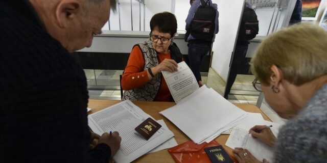 Ουκρανία: Ξεκίνησε η ψηφοφορία για τα δημοψηφίσματα σε κατεχόμενες περιοχές – Καταδικάζουν Κίεβο και ΗΠΑ