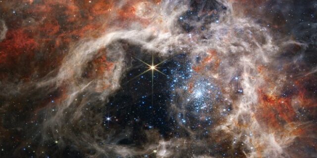 NASA: Το Hubble απαθανατίζει ένα τεράστιο σμήνος γαλαξιών