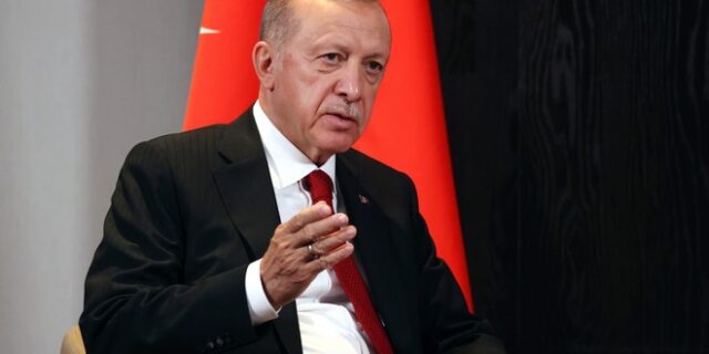 Ερντογάν: Υπενθυμίζει πως είναι “οικονομολόγος” και καθησυχάζει τους Τούρκους για τον πληθωρισμό