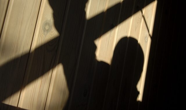 Νέα Ιωνία: Βίαζε την σύντροφό του με την απειλή όπλου