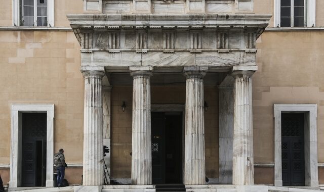Γραφείο Προϋπολογισμού της Βουλής: Οι τέσσερις κίνδυνοι για την ελληνική οικονομία