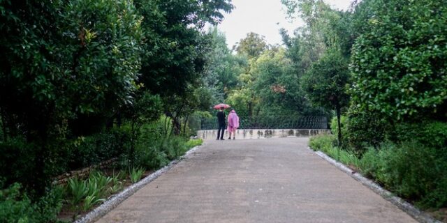 Καιρός: Τοπικές βροχές και πτώση της θερμοκρασίας τη Δευτέρα