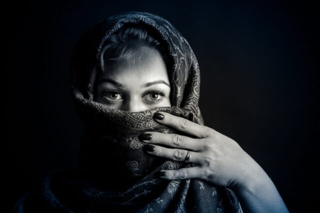 Ιράν: Σχεδιάστρια μόδας επιλέγει ως μοντέλα γυναίκες που έπεσαν θύματα επιθέσεων με οξύ