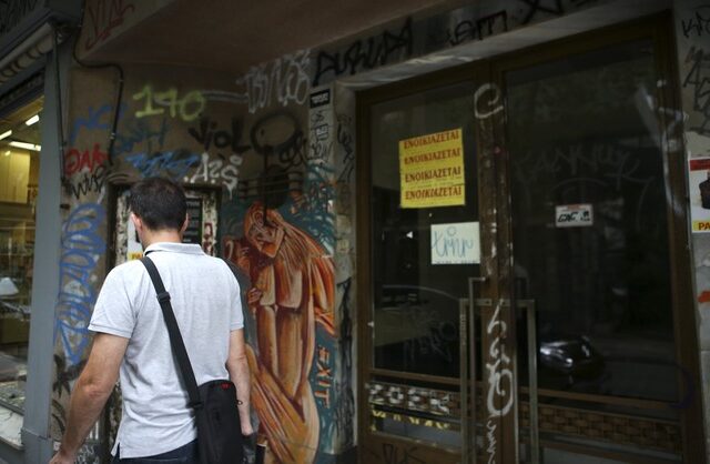 Reuters: Στη μέγγενη πληθωρισμού και ακριβών ενοικίων οι νέοι στην Ελλάδα