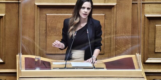 Έφη Αχτσιόγλου: “Η ΝΔ κρατά αμείωτο τον ΦΠΑ για να τροφοδοτεί την αισχροκέρδεια”