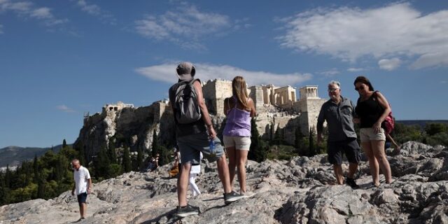 Τραγωδία στην Ακρόπολη: Ελληνίδα η 47χρονη που έπεσε από τον βράχο – Τι είπαν μάρτυρες