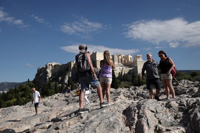 Τραγωδία στην Ακρόπολη: Ελληνίδα η 47χρονη που έπεσε από τον βράχο – Τι είπαν μάρτυρες