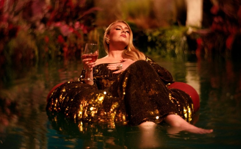 Η Adele πίνει το κρασάκι της: 5 πράγματα που μας άρεσαν στο νέο της βιντεοκλίπ