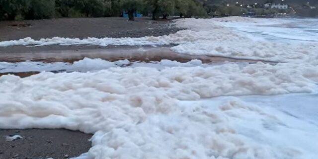 Κρήτη: Η θάλασσα γέμισε αφρό μετά την κακοκαιρία – Πώς εξηγείται το φαινόμενο