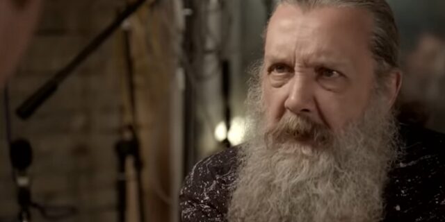 Ο δημιουργός των Watchmen προειδοποιεί: “Η παιδιάστικη αγάπη στους υπερήρωες είναι προάγγελος φασισμού”