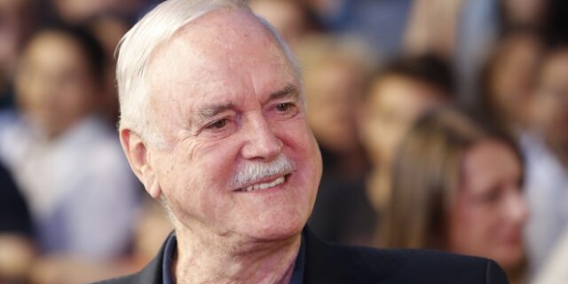 Τζον Κλιζ: Αναλαμβάνει εκπομπή κατά του “cancel culture” και μας προειδοποιεί ότι θα σοκαριστούμε