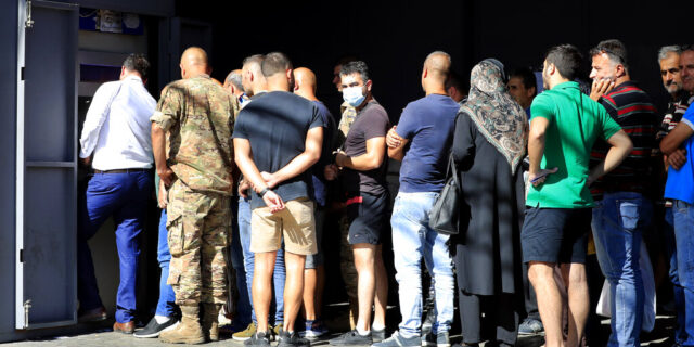 Λίβανος: Πατέρας κρατά ομήρους σε τράπεζα – Ζητά να μεταφέρει χρήματα στον γιο του στην Ουκρανία