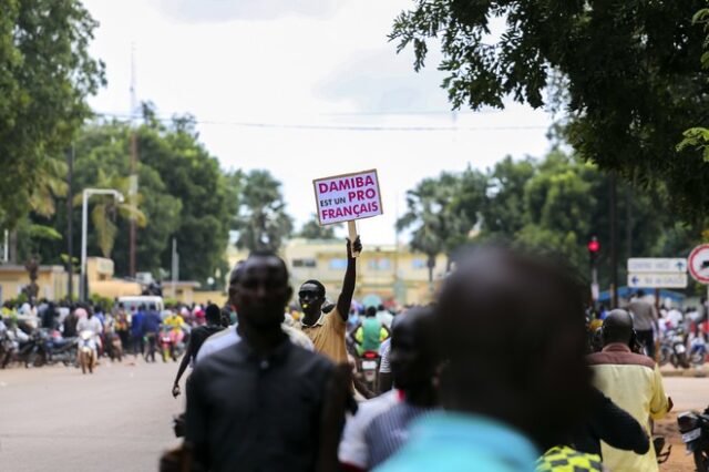 Μπουρκίνα Φάσο: Παραιτήθηκε ο αντισυνταγματάρχης Νταμίμπα – Ανατράπηκε την Παρασκευή
