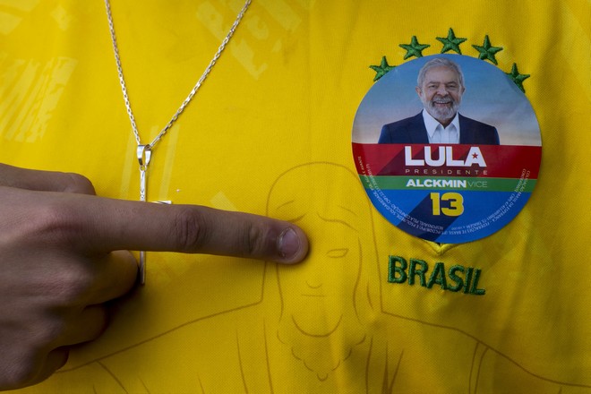Eκλογές στη Βραζιλία: Ο Λούλα οδεύει σε νίκη επί του απερχόμενου Μπολσονάρου