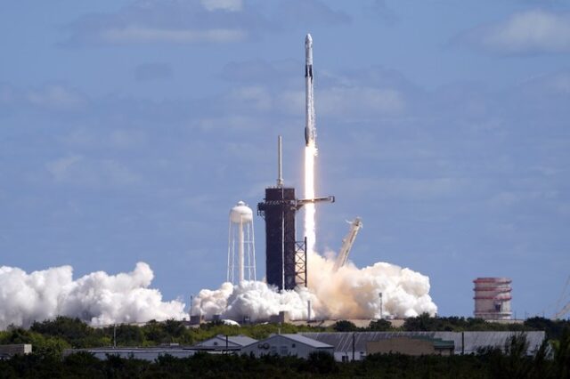 NASA: Εκτοξεύτηκε πύραυλος της SpaceX – Μεταφέρει 4 αστροναύτες στον Διεθνή Διαστημικό Σταθμό