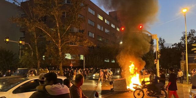 Ιράν: Δημοσιογράφος συνελήφθη αφού πήρε συνέντευξη από τον πατέρα της Μαχσά Αμινί