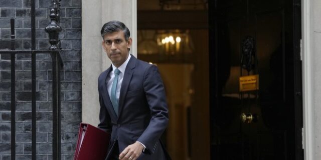 Telegraph: Ο Σούνακ εξετάζει “πάγωμα” της βοήθειας προς ξένες χώρες για άλλα δύο χρόνια