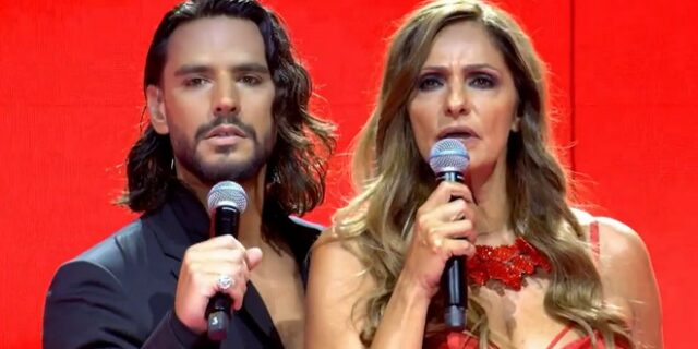 J2US: Βίκυ Κουλιανού και Άρις Πετράκης ερμήνευσαν το τραγούδι του “Σασμού” και προκάλεσαν ανατριχίλα